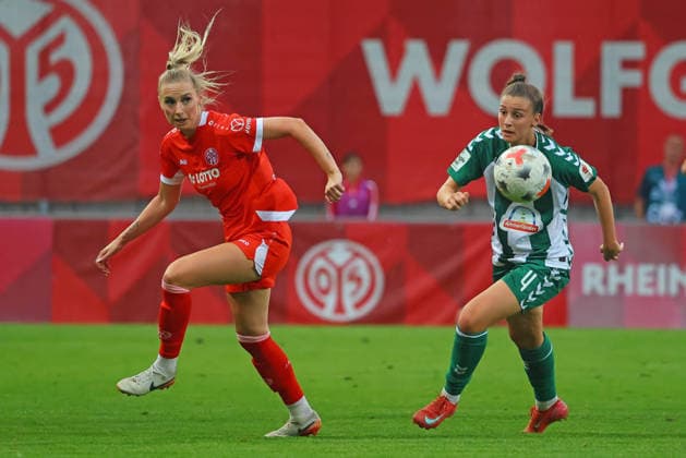 Mainz, Deutschland 24. August 2026: 1. BL Frauen - 2026 2027 - Sp. 1 - 1. FSV Mainz 05 gegen SV Werder Bremen Im Bild: v. li. im Zweikampf Chiara Bouziane (FSV) gegen Julia Magerl (SVW). DFL regulations prohibit any use of photographs as image sequences and or quasi-video Bruchwegstadion Rheinland - Pfalz *** Mainz, Germany, August 24, 2026, Women’s Bundesliga 1, 2026–2027, Matchday 1, Game 1: FSV Mainz 05 vs. SV Werder Bremen. Pictured, from left, in a tackle: Chiara Bouziane (FSV) vs. Julia Magerl (SVW). DFL regulations prohibit any use of photographs as image sequences or or quasi-video footage. Bruchwegstadion, Rhineland-Palatinate Copyright: xFotostandx xRacochax