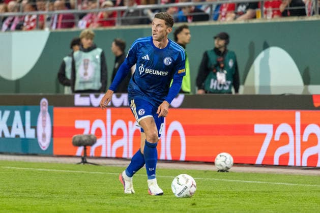 Deutschland: DFB Pokal, Saison 2026 2027, 24.08.2026, 1.Runde , Hallescher FC vs FC Schalke 04 , Leuna-Chemie-Stadion : Gosens, Robin (FC Schalke 04, 8) *** Germany DFB Cup, 2026–2027 Season, August 24, 2026, First Round, Hallescher FC vs. FC Schalke 04, Leuna Chemie Stadium Gosens, Robin FC Schalke 04, 8 Copyright: xMichellexLukax