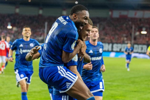 Deutschland: DFB Pokal, Saison 2026 2027, 24.08.2026, 1.Runde , Hallescher FC vs FC Schalke 04 , Leuna-Chemie-Stadion : Torjubel nach dem Tor zum 1:2 für den FC Schalke 04 durch Torschütze Dzeko, Edin (FC Schalke 04, 10), Sylla, Moussa (FC Schalke 04, 9) *** Germany DFB Cup, 2026–2027 Season, August 24, 2026, First Round, Hallescher FC vs. FC Schalke 04, Leuna Chemie Stadium. Celebrations after the goal that made the score 1–2 for FC Schalke 04, scored by Edin Dzeko (FC Schalke 04, No. 10) and Moussa Sylla (FC Schalke 04, No. 9). Copyright: xMichellexLukax