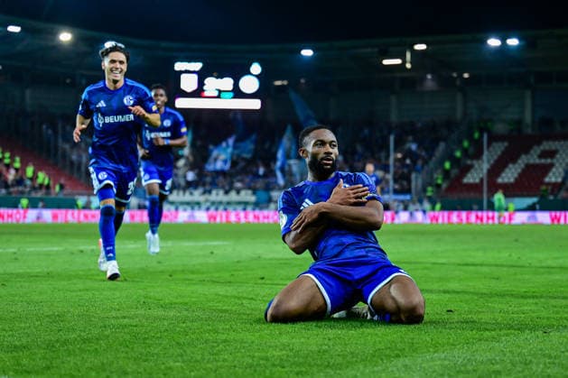 24.08.2026, Fussball, Saison 2026 2027, DFB-Pokal, Hallescher FC - FC Schalke 04, Moussa Sylla (FC Schalke 04) freut sich über das Tor zum 2:3, xRHR-FOTO YYx *** August 24, 2026, Soccer, 2026–2027 Season, DFB Cup, Hallescher FC vs. FC Schalke 04, Moussa Sylla of FC Schalke 04 celebrates his goal to make it 2–3, xRHR PHOTO YYx Copyright: KROEGER RHR-FOTOx RHR-FOTO YY