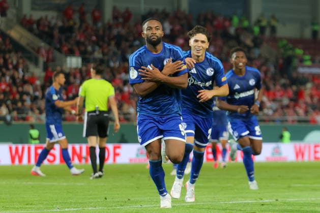 24.08.2026, xtgx, Fussball - DFB Pokal 1.Runde Hallescher FC - FC Schalke 04 emspor, v.l. Jubel nach dem 2:3 durch Moussa Sylla (Schalke, 9) (DFL DFB REGULATIONS PROHIBIT ANY USE OF PHOTOGRAPHS as IMAGE SEQUENCES and or QUASI-VIDEO) Halle (Saale) *** August 24, 2026, xtgx, Soccer DFB Cup First Round: Hallescher FC vs. FC Schalke 04 (emspor), from left: Celebrations after Moussa Sylla’s 2-3 goal for Schalke, 9 DFL and DFB regulations prohibit any use of photographs as image sequences and or quasi-video. Halle, Saale