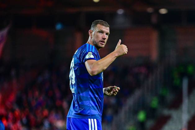 24.08.2026, Fussball, Saison 2026 2027, DFB-Pokal, Hallescher FC - FC Schalke 04, Edin DÅ¾eko Dzeko (FC Schalke 04) hebt etwas auf und zeigt Daumen zu den Fans, xRHR-FOTO YYx *** August 24, 2026, Soccer, 2026–2027 Season, DFB Cup, Hallescher FC vs. FC Schalke 04, Edin Džeko of FC Schalke 04 lifts something up and gives a thumbs-up to the fans, xRHR PHOTO YYx Copyright: KROEGER RHR-FOTOx RHR-FOTO YY