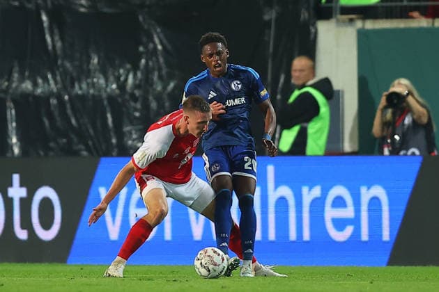 Halle - Schalke DFB Pokal Halle, 24.08.2026, Leuna-Chemie-Stadion, Fußball, Männer, Saison 2026 2027, DFB Pokal, 1. Runde , Hallescher FC - FC Schalke 04 , Im Bild v.l.: Pascal Schmedemann ( 24, Halle) und Junior Adamu ( 20, Schalke) , *** Halle vs. Schalke, DFB Cup, Halle, August 24, 2026, Leuna Chemie Stadium, Soccer, Men, 2026–2027 Season, DFB Cup, First Round, Hallescher FC vs. FC Schalke 04, Pictured from left: Pascal Schmedemann (24), Halle, and Junior Adamu (20), Schalke,