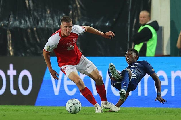 Halle - Schalke DFB Pokal Halle, 24.08.2026, Leuna-Chemie-Stadion, Fußball, Männer, Saison 2026 2027, DFB Pokal, 1. Runde , Hallescher FC - FC Schalke 04 , Im Bild v.l.: Pascal Schmedemann ( 24, Halle) und Junior Adamu ( 20, Schalke) , *** Halle vs. Schalke, DFB Cup, Halle, August 24, 2026, Leuna Chemie Stadium, Soccer, Men, 2026–2027 Season, DFB Cup, First Round, Hallescher FC vs. FC Schalke 04, Pictured from left: Pascal Schmedemann (24), Halle, and Junior Adamu (20), Schalke,