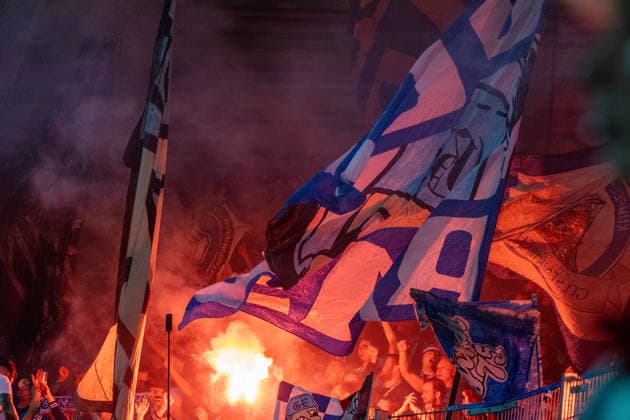 Deutschland: DFB Pokal, Saison 2026 2027, 24.08.2026, 1.Runde , Hallescher FC vs FC Schalke 04 , Leuna-Chemie-Stadion : Pyrotechnik im Auswärtsblock *** Germany DFB Cup, 2026–2027 Season, August 24, 2026, First Round, Hallescher FC vs. FC Schalke 04, Leuna Chemie Stadium, Pyrotechnics in the away section Copyright: xMichellexLukax