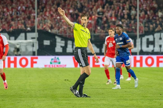 Deutschland: DFB Pokal, Saison 2026 2027, 24.08.2026, 1.Runde , Hallescher FC vs FC Schalke 04 , Leuna-Chemie-Stadion : Jöllenbeck, Matthias (Schiedsrichter) *** Germany DFB Cup, 2026–2027 Season, August 24, 2026, 1st Round, Hallescher FC vs. FC Schalke 04, Leuna Chemie Stadium in Jöllenbeck, Referee: Matthias Copyright: xMichellexLukax