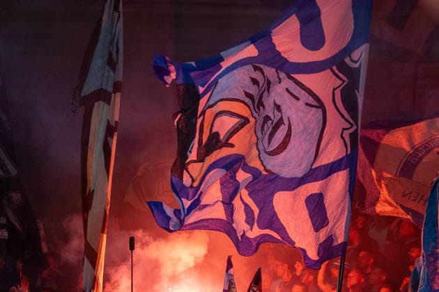 Deutschland: DFB Pokal, Saison 2026 2027, 24.08.2026, 1.Runde , Hallescher FC vs FC Schalke 04 , Leuna-Chemie-Stadion : Pyrotechnik im Auswärtsblock *** Germany DFB Cup, 2026–2027 Season, August 24, 2026, First Round, Hallescher FC vs. FC Schalke 04, Leuna Chemie Stadium—pyrotechnics in the visiting fans section Copyright: xMichellexLukax