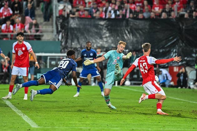 Fußball I Herren I Saison 2026-2027 I DFB-Pokal I Hallescher FC - FC Schalke 04 I 24.08.2026 Tor Chukwubuike Junior Adamu (20, FC Schalke 04) bezwingt Luca Bendel (32, Hallescher FC), Julien Damelang (43, Hallescher FC) scheitert mit seinem Klärungsversuch Halle (Saale) Leuna-Chemie-Stadion Sachsen-Anhalt Deutschland *** Soccer I Men s I 2026–2027 Season I DFB Cup I Hallescher FC vs. FC Schalke 04 I August 24, 2026 Goal by Chukwubuike Junior Adamu 20, FC Schalke 04 scores against Luca Bendel at 32 , Hallescher FC; Julien Damelang at 43 , Hallescher FC fails in its clearance attempt at Halle Saale Leuna Chemie Stadium, Saxony-Anhalt, Germany Copyright: xLobeca InesxHähnelx