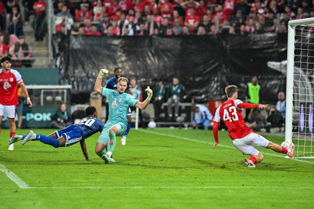 Fußball I Herren I Saison 2026-2027 I DFB-Pokal I Hallescher FC - FC Schalke 04 I 24.08.2026 Tor Chukwubuike Junior Adamu (20, FC Schalke 04) bezwingt Luca Bendel (32, Hallescher FC), Julien Damelang (43, Hallescher FC) scheitert mit seinem Klärungsversuch Halle (Saale) Leuna-Chemie-Stadion Sachsen-Anhalt Deutschland *** Soccer I Men s I 2026–2027 Season I DFB Cup I Hallescher FC vs. FC Schalke 04 I August 24, 2026 Goal by Chukwubuike Junior Adamu 20, FC Schalke 04 scores against Luca Bendel at 32 , Hallescher FC; Julien Damelang at 43 , Hallescher FC fails in its clearance attempt at Halle Saale Leuna Chemie Stadium, Saxony-Anhalt, Germany Copyright: xLobeca InesxHähnelx