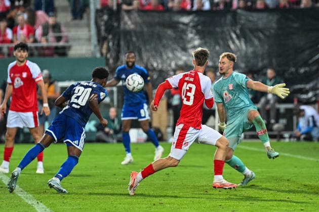Fußball I Herren I Saison 2026-2027 I DFB-Pokal I Hallescher FC - FC Schalke 04 I 24.08.2026 Tor Chukwubuike Junior Adamu (20, FC Schalke 04) bezwingt Luca Bendel (32, Hallescher FC) Halle (Saale) Leuna-Chemie-Stadion Sachsen-Anhalt Deutschland *** Soccer I Men s I 2026–2027 Season I DFB Cup I Hallescher FC vs. FC Schalke 04 I August 24, 2026 Goal by Chukwubuike Junior Adamu (20), FC Schalke 04 defeats Luca Bendel 32, Hallescher FC, Halle (Saale), Leuna Chemie Stadium, Saxony-Anhalt, Germany Copyright: xLobeca InesxHähnelx
