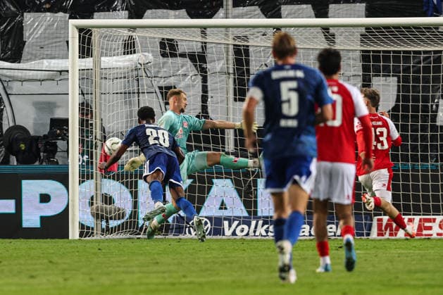 Torschütze Junior Adamu (FC Schalke 04,20) trifft zum 2-4 - 1. Hauptrunde DFB Pokal Saison 2026-2027 Hallescher FC Halle vs. FC Schalke 04 im Leuna-Chemie-Stadion in Halle Saale - Aktion,Fußball,Mann,Männer,Deutschland,24.08.2026 *** Goal scorer Junior Adamu of FC Schalke 04, 20, scores in the 2-4-1 main round of the 2026-2027 DFB Cup season: Hallescher FC Halle vs. FC Schalke 04 at the Leuna Chemie Stadium in Halle an der Saale. Action, soccer, man,Men, Germany, August 24, 2026