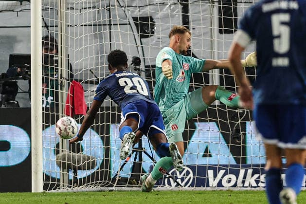 Torschütze Junior Adamu (FC Schalke 04,20) trifft zum 2-4 - 1. Hauptrunde DFB Pokal Saison 2026-2027 Hallescher FC Halle vs. FC Schalke 04 im Leuna-Chemie-Stadion in Halle Saale - Aktion,Fußball,Mann,Männer,Deutschland,24.08.2026 *** Goal scorer Junior Adamu of FC Schalke 04, 20, scores in the 2-4-1 main round of the 2026-2027 DFB Cup season: Hallescher FC Halle vs. FC Schalke 04 at the Leuna Chemie Stadium in Halle an der Saale. Action, soccer, man,Men, Germany, August 24, 2026