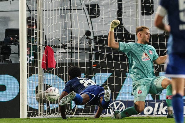 Torschütze Junior Adamu (FC Schalke 04,20) trifft zum 2-4 - 1. Hauptrunde DFB Pokal Saison 2026-2027 Hallescher FC Halle vs. FC Schalke 04 im Leuna-Chemie-Stadion in Halle Saale - Aktion,Fußball,Mann,Männer,Deutschland,24.08.2026 *** Goal scorer Junior Adamu of FC Schalke 04, 20, scores in the 2-4-1 main round of the 2026-2027 DFB Cup season: Hallescher FC Halle vs. FC Schalke 04 at the Leuna Chemie Stadium in Halle an der Saale. Action, soccer, man,Men, Germany, August 24, 2026