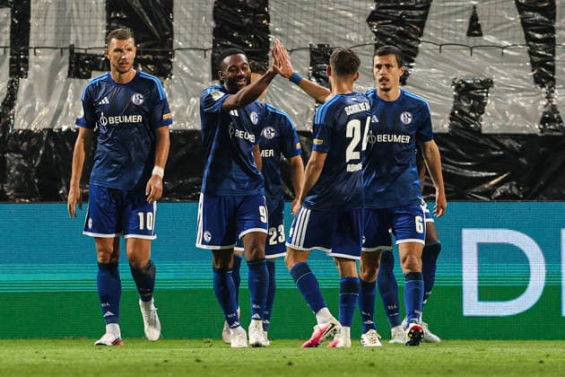 Torjubel - Torschütze Junior Adamu (FC Schalke 04,20) trifft zum 2-4 - 1. Hauptrunde DFB Pokal Saison 2026-2027 Hallescher FC Halle vs. FC Schalke 04 im Leuna-Chemie-Stadion in Halle Saale - Aktion,Fußball,Mann,Männer,Deutschland,24.08.2026 *** Goal celebration: Scorer Junior Adamu of FC Schalke 04,20 scores the 2-4-1 goal in the main round of the 2026-2027 DFB Cup season in the match between Hallescher FC Halle and FC Schalke 04 at Leuna Chemie Stadium in Halle an der Saale. Action, soccer, man,Men, Germany, August 24, 2026