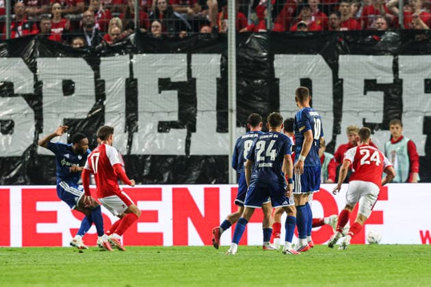 Torschütze Moussa Sylla (FC Schalke 04,9) trifft zum 2-3 - 1. Hauptrunde DFB Pokal Saison 2026-2027 Hallescher FC Halle vs. FC Schalke 04 im Leuna-Chemie-Stadion in Halle Saale - Aktion,Fußball,Mann,Männer,Deutschland,24.08.2026 *** Goal scorer Moussa Sylla of FC Schalke 04,9 scores in the 2-3-1 main round of the DFB Cup, 2026–2027 season, Hallescher FC Halle vs. FC Schalke 04 at Leuna Chemie Stadium in Halle Saale. Action, soccer, man,Men, Germany, August 24, 2026
