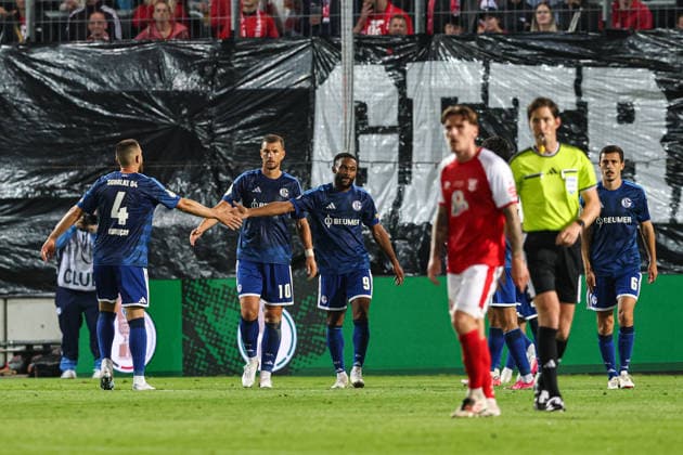 Torjubel - Torschütze Junior Adamu (FC Schalke 04,20) trifft zum 2-4 mit Edin Dzeko (FC Schalke 04,10) und Hasan Kurucay (FC Schalke 04,4) - 1. Hauptrunde DFB Pokal Saison 2026-2027 Hallescher FC Halle vs. FC Schalke 04 im Leuna-Chemie-Stadion in Halle Saale - Aktion,Fußball,Mann,Männer,Deutschland,24.08.2026 *** Goal celebration: Junior Adamu (FC Schalke 04, 20) scores to make it 2–4, assisted by Edin Dzeko (FC Schalke 04, 10) and Hasan Kurucay (FC Schalke 04,4-1, DFB Cup First Round, 2026–2027 season, Hallescher FC Halle vs. FC Schalke 04 at Leuna Chemie Stadium in Halle Saale; action, soccer, man, men, Germany, August 24, 2026