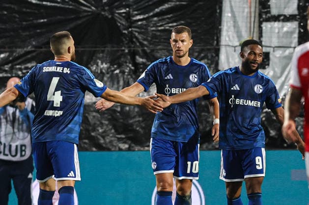 Torjubel - Torschütze Junior Adamu (FC Schalke 04,20) trifft zum 2-4 mit Edin Dzeko (FC Schalke 04,10) und Hasan Kurucay (FC Schalke 04,4) - 1. Hauptrunde DFB Pokal Saison 2026-2027 Hallescher FC Halle vs. FC Schalke 04 im Leuna-Chemie-Stadion in Halle Saale - Aktion,Fußball,Mann,Männer,Deutschland,24.08.2026 *** Goal celebration: Junior Adamu (FC Schalke 04, 20) scores to make it 2–4, assisted by Edin Dzeko (FC Schalke 04, 10) and Hasan Kurucay (FC Schalke 04,4-1, DFB Cup First Round, 2026–2027 season, Hallescher FC Halle vs. FC Schalke 04 at Leuna Chemie Stadium in Halle Saale; action, soccer, man, men, Germany, August 24, 2026