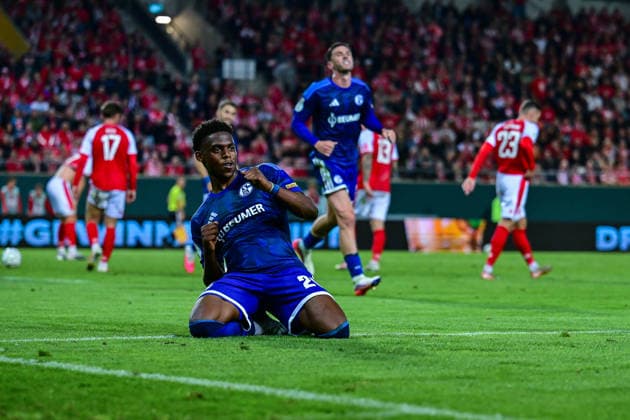 24.08.2026, Fussball, Saison 2026 2027, DFB-Pokal, Hallescher FC - FC Schalke 04, Junior Adamu (FC Schalke 04) freut sich über das Tor zum 2:4 xRHR-FOTO YYx *** August 24, 2026, Soccer, 2026–2027 Season, DFB Cup, Hallescher FC vs. FC Schalke 04, Junior Adamu of FC Schalke 04 celebrates his goal, making the score 2–4. xRHR PHOTO YYx Copyright: KROEGER RHR-FOTOx RHR-FOTO YY
