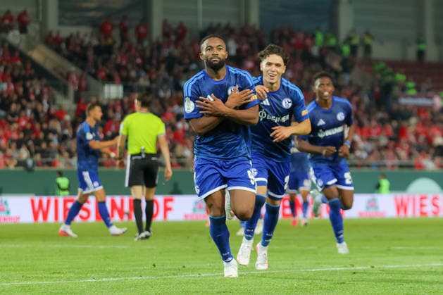 24.08.2026, xtgx, Fussball - DFB Pokal 1.Runde Hallescher FC - FC Schalke 04 emspor, v.l. Jubel nach dem 2:3 durch Moussa Sylla (Schalke, 9) (DFL DFB REGULATIONS PROHIBIT ANY USE OF PHOTOGRAPHS as IMAGE SEQUENCES and or QUASI-VIDEO) Halle (Saale) *** August 24, 2026, xtgx, Soccer DFB Cup 1st Round Hallescher FC vs. FC Schalke 04 emspor, from left: Celebrations after Moussa Sylla s 2-3 goal for Schalke, 9 DFL and DFB regulations prohibit any use of photographs as image sequences and or quasi-video. Halle Saale