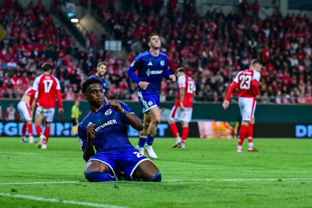 24.08.2026, Fussball, Saison 2026 2027, DFB-Pokal, Hallescher FC - FC Schalke 04, Junior Adamu (FC Schalke 04) freut sich über das Tor zum 2:4 xRHR-FOTO YYx *** August 24, 2026, Soccer, 2026–2027 Season, DFB Cup, Hallescher FC vs. FC Schalke 04, Junior Adamu of FC Schalke 04 celebrates his goal—2–4 xRHR PHOTO YYx Copyright: KROEGER RHR-FOTOx RHR-FOTO YY