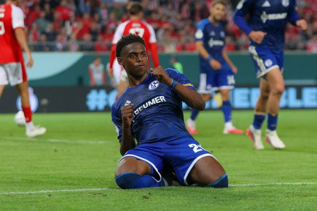 24.08.2026, xtgx, Fussball - DFB Pokal 1.Runde Hallescher FC - FC Schalke 04 emspor, v.l. Jubel nach dem 2:4 durch Junior Adamu (Schalke, 20) (DFL DFB REGULATIONS PROHIBIT ANY USE OF PHOTOGRAPHS as IMAGE SEQUENCES and or QUASI-VIDEO) Halle (Saale) *** August 24, 2026, xtgx, Soccer, DFB Cup First Round: Hallescher FC vs. FC Schalke 04, emspor, from left: Celebration after Schalke’s 2-4 win by Junior Adamu, 20 DFL DFB REGULATIONS PROHIBIT ANY USE OF PHOTOGRAPHS AS IMAGE SEQUENCES AND OR QUASI-VIDEO Halle Saale