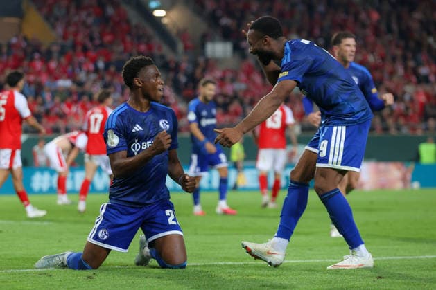 24.08.2026, xtgx, Fussball - DFB Pokal 1.Runde Hallescher FC - FC Schalke 04 emspor, v.l. Jubel nach dem 2:4 durch Junior Adamu (Schalke, 20) (DFL DFB REGULATIONS PROHIBIT ANY USE OF PHOTOGRAPHS as IMAGE SEQUENCES and or QUASI-VIDEO) Halle (Saale) *** August 24, 2026, xtgx, Soccer, DFB Cup First Round: Hallescher FC vs. FC Schalke 04, emspor, from left: Celebration after Schalke’s 2-4 win by Junior Adamu, 20 DFL DFB REGULATIONS PROHIBIT ANY USE OF PHOTOGRAPHS AS IMAGE SEQUENCES AND OR QUASI-VIDEO Halle Saale