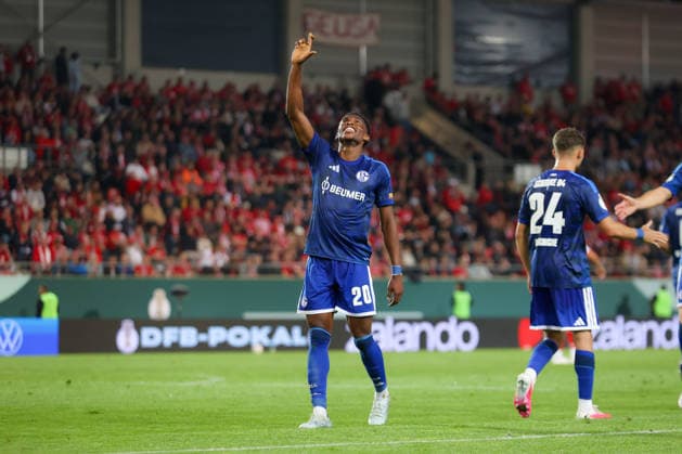 24.08.2026, xtgx, Fussball - DFB Pokal 1.Runde Hallescher FC - FC Schalke 04 emspor, v.l. Jubel nach dem 2:4 durch Junior Adamu (Schalke, 20) (DFL DFB REGULATIONS PROHIBIT ANY USE OF PHOTOGRAPHS as IMAGE SEQUENCES and or QUASI-VIDEO) Halle (Saale) *** August 24, 2026, xtgx, Soccer, DFB Cup First Round: Hallescher FC vs. FC Schalke 04, emspor, from left: Celebration after Schalke’s 2-4 win by Junior Adamu, 20 DFL DFB REGULATIONS PROHIBIT ANY USE OF PHOTOGRAPHS AS IMAGE SEQUENCES AND OR QUASI-VIDEO Halle Saale