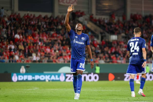 24.08.2026, xtgx, Fussball - DFB Pokal 1.Runde Hallescher FC - FC Schalke 04 emspor, v.l. Jubel nach dem 2:4 durch Junior Adamu (Schalke, 20) (DFL DFB REGULATIONS PROHIBIT ANY USE OF PHOTOGRAPHS as IMAGE SEQUENCES and or QUASI-VIDEO) Halle (Saale) *** August 24, 2026, xtgx, Soccer, DFB Cup First Round: Hallescher FC vs. FC Schalke 04, emspor, from left: Celebration after Schalke’s 2-4 win by Junior Adamu, 20 DFL DFB REGULATIONS PROHIBIT ANY USE OF PHOTOGRAPHS AS IMAGE SEQUENCES AND OR QUASI-VIDEO Halle Saale