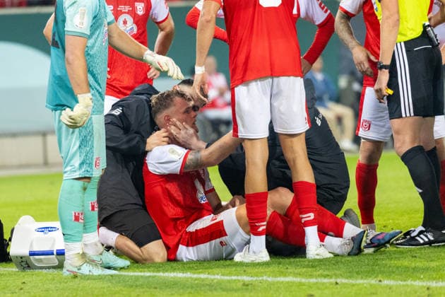 Deutschland: DFB Pokal, Saison 2026 2027, 24.08.2026, 1.Runde , Hallescher FC vs FC Schalke 04 , Leuna-Chemie-Stadion : Kastull, Vin (Hallescher FC, 27) bewusstlos auf dem Boden *** Germany DFB Cup, 2026–2027 Season, August 24, 2026, First Round, Hallescher FC vs. FC Schalke 04, Leuna Chemie Stadion Kastull, Vin Hallescher FC, 27 people unconscious on the ground Copyright: xMichellexLukax