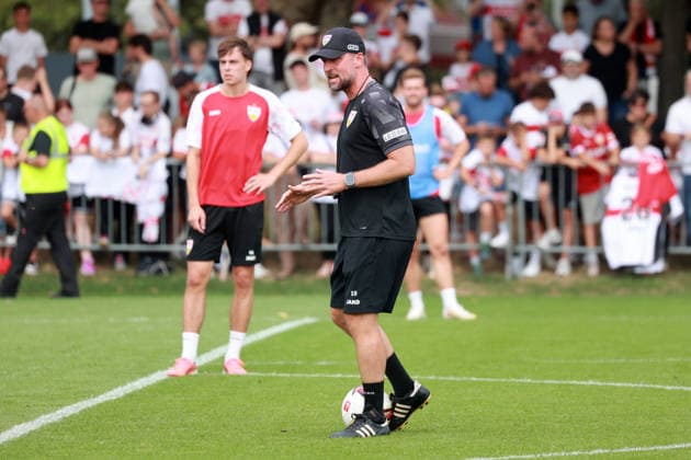 24.08.26 VfB Stuttgart Training Deutschland, Stuttgart, 24.08.2026, Fussball, Bundesliga, Saison 2026 2027, VfB Stuttgart Training: Sebastian Hoeneß (Trainer). *** August 24, 2026 VfB Stuttgart Practice Germany, Stuttgart, August 24, 2026, Soccer, Bundesliga, 2026–2027 Season, VfB Stuttgart Practice, Sebastian Hoeneß, Coach
