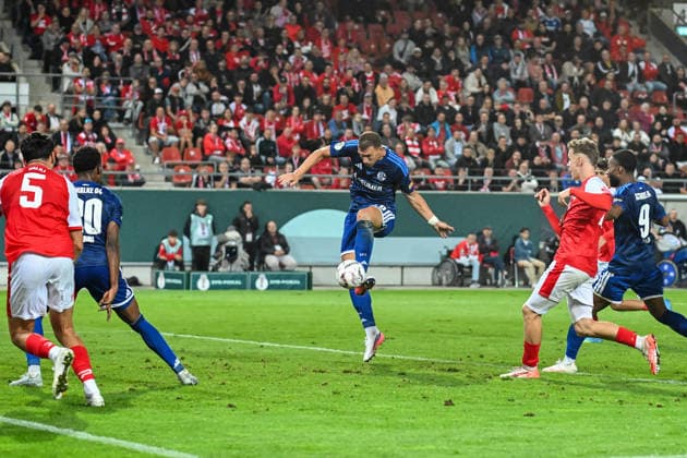 Fußball I Herren I Saison 2026-2027 I DFB-Pokal I Hallescher FC - FC Schalke 04 I 24.08.2026 Tor zum 5:2 Edin Dzeko (10, FC Schalke 04) Freisteller, Nahaufnahme, Porträt, Portrait, Einzelfoto, Einzelbild, Körper Halle (Saale) Leuna-Chemie-Stadion Sachsen-Anhalt Deutschland *** Soccer I Men’s I 2026–2027 Season I DFB Cup I Hallescher FC vs. FC Schalke 04 I August 24, 2026 Goal to make it 5–2 by Edin Dzeko at 10, FC Schalke 04 Close-up, Portrait, Single Photo, Single Image, Body Halle Saale Leuna Chemie Stadium Saxony-Anhalt Germany Copyright: xLobeca InesxHähnelx