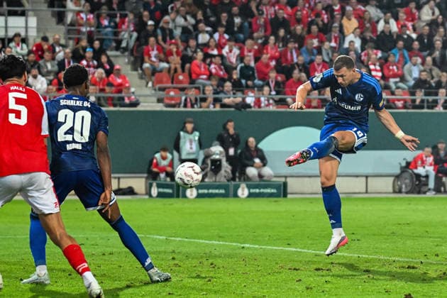 Fußball I Herren I Saison 2026-2027 I DFB-Pokal I Hallescher FC - FC Schalke 04 I 24.08.2026 Tor zum 5:2 Edin Dzeko (10, FC Schalke 04) Freisteller, Nahaufnahme, Porträt, Portrait, Einzelfoto, Einzelbild, Körper Halle (Saale) Leuna-Chemie-Stadion Sachsen-Anhalt Deutschland *** Soccer I Men’s I 2026–2027 Season I DFB Cup I Hallescher FC vs. FC Schalke 04 I August 24, 2026 Goal to make it 5–2 by Edin Dzeko at 10, FC Schalke 04 Close-up, Portrait, Single Photo, Single Image, Body Halle Saale Leuna Chemie Stadium Saxony-Anhalt Germany Copyright: xLobeca InesxHähnelx