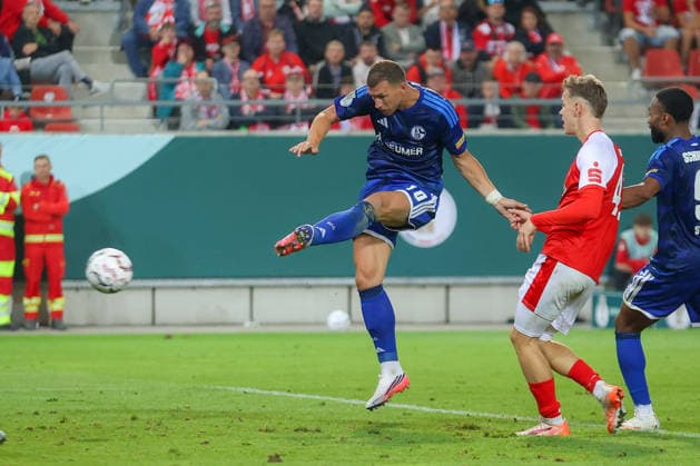 24.08.2026, xtgx, Fussball - DFB Pokal 1.Runde Hallescher FC - FC Schalke 04 emspor, v.l. Tor zum 2:5 durch Edin Dzeko (Schalke, 10) (DFL DFB REGULATIONS PROHIBIT ANY USE OF PHOTOGRAPHS as IMAGE SEQUENCES and or QUASI-VIDEO) Halle (Saale) *** August 24, 2026, xtgx, Soccer DFB Cup First Round: Hallescher FC vs. FC Schalke 04 emspor, from left: Goal for the 2-5 score by Edin Dzeko (Schalke), 10 DFL DFB REGULATIONS PROHIBIT ANY USE OF PHOTOGRAPHS AS IMAGE SEQUENCES AND OR QUASI-VIDEO Halle Saale