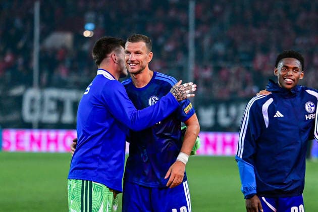 24.08.2026, Fussball, Saison 2026 2027, DFB-Pokal, Hallescher FC - FC Schalke 04, Torwart Kevin Müller (FC Schalke 04), Edin DÅ¾eko Dzeko (FC Schalke 04) xRHR-FOTO YYx *** August 24, 2026, Soccer, 2026–2027 Season, DFB Cup, Hallescher FC vs. FC Schalke 04, Goalkeeper Kevin Müller (FC Schalke 04), Edin Džeko (FC Schalke 04) xRHR PHOTO YYx Copyright: KROEGER RHR-FOTOx RHR-FOTO YY