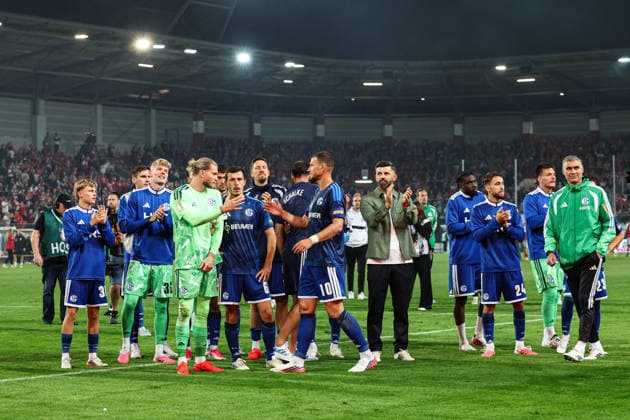 v.l. Torwart Loris Karius (FC Schalke 04,1), Ron Schallenberg (FC Schalke 04,6), Edin Dzeko (FC Schalke 04,10),Trainer Miron Muslic (FC Schalke 04), Adil Aouchiche (FC Schalke 04,24) - 1. Hauptrunde DFB Pokal Saison 2026-2027 Hallescher FC Halle vs. FC Schalke 04 im Leuna-Chemie-Stadion in Halle Saale - Aktion,Fußball,Mann,Männer,Deutschland,24.08.2026 *** From left: Goalkeeper Loris Karius (FC Schalke 04, 1), Ron Schallenberg (FC Schalke 04, 6), Edin Dzeko (FC Schalke 04, 10),Coach Miron Muslic, FC Schalke 04; Adil Aouchiche, FC Schalke 04, 24. First round of the DFB Cup, 2026–2027 season: Hallescher FC Halle vs. FC Schalke 04 at Leuna Chemie Stadium in Halle Saale. Action, soccer, man,Men, Germany, August 24, 2026