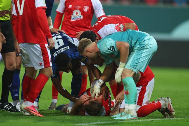 Halle - Schalke DFB Pokal Halle, 24.08.2026, Leuna-Chemie-Stadion, Fußball, Männer, Saison 2026 2027, DFB Pokal, 1. Runde , Hallescher FC - FC Schalke 04 2:5 (1:0) , Im Bild: Vin Kastull ( 27, Halle) wird behandelt , *** Halle vs. Schalke, DFB Cup, Halle, August 24, 2026, Leuna Chemie Stadium, Soccer, Men, 2026–2027 Season, DFB Cup, First Round, Hallescher FC vs. FC Schalke 04 2–5 (1–0), Pictured: Vin Kastull (27), Halle is being treated,
