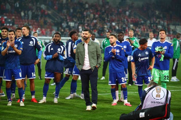 Halle - Schalke DFB Pokal Halle, 24.08.2026, Leuna-Chemie-Stadion, Fußball, Männer, Saison 2026 2027, DFB Pokal, 1. Runde , Hallescher FC - FC Schalke 04 2:5 (1:0) , Im Bild: Siegjubel Schalke , *** Halle vs. Schalke, DFB Cup, Halle, August 24, 2026, Leuna Chemie Stadium, Soccer, Men, 2026–2027 Season, DFB Cup, 1st Round, Hallescher FC vs. FC Schalke 04 2–5 1–0, Pictured: Schalke celebrating their victory,