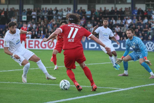 BERLIN, GERMANY - AUGUST 24: Nikos Zografakis (VSG Altglienicke, 7) in the duel for the ball with Fabian Reese (Wolfsburg, 11), during the DFB Cup DFB Pokal match (Round 1) between DFB-Pokal: VSG Altglienicke - VfL Wolfsburg at Stadion auf dem Wurfplatz (Amateurstadion im Olympiapark) on August 24, 2026 in Berlin, Germany. DFL REGULATIONS PROHIBIT ANY USE OF PHOTOGRAPHS AS IMAGE SEQUENCES AND OR QUASI-VIDEO. Berlin Germany Copyright: xO.Frankex