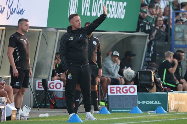 BERLIN, GERMANY - AUGUST 24: Trainer Coach Dan Twardzik gives instructions and shouts calls, during the DFB Cup DFB Pokal match (Round 1) between DFB-Pokal: VSG Altglienicke - VfL Wolfsburg at Stadion auf dem Wurfplatz (Amateurstadion im Olympiapark) on August 24, 2026 in Berlin, Germany. DFL REGULATIONS PROHIBIT ANY USE OF PHOTOGRAPHS AS IMAGE SEQUENCES AND OR QUASI-VIDEO. Berlin Germany Copyright: xO.Frankex
