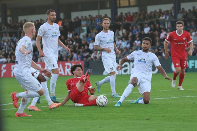 BERLIN, GERMANY - AUGUST 24: Kento Shiogai (Wolfsburg, 7) surrounded by five Altglienicker players, David Kebe (VSG Altglienicke, 5), Tim Rieder (VSG Altglienicke, 23), Sven Sonnenberg (VSG Altglienicke, 4), Mohamed Sydney Sylla (VSG Altglienicke, 24) and Lennart Czyborra (VSG Altglienicke, 3), during the DFB Cup DFB Pokal match (Round 1) between DFB-Pokal: VSG Altglienicke - VfL Wolfsburg at Stadion auf dem Wurfplatz (Amateurstadion im Olympiapark) on August 24, 2026 in Berlin, Germany. DFL REGULATIONS PROHIBIT ANY USE OF PHOTOGRAPHS AS IMAGE SEQUENCES AND OR QUASI-VIDEO. Berlin Germany Copyright: xO.Frankex