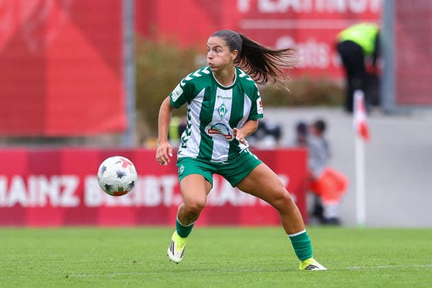 Luna Vanzeir (SV Werder Bremen, 13) am Ball, Freisteller, Einzelbild, Ganzkörper, Aktion, Action, Spielszene, DIE DFB-RICHTLINIEN UNTERSAGEN JEGLICHE NUTZUNG VON FOTOS ALS SEQUENZBILDER UND ODER VIDEOÄHNLICHE FOTOSTRECKEN. DFB REGULATIONS PROHIBIT ANY USE OF PHOTOGRAPHS AS IMAGE SEQUENCES AND OR QUASI-VIDEO., 24.08.2026, Mainz (Deutschland), Fussball, Google Pixel Frauen-Bundesliga, 1. FSV Mainz 05 - SV Werder Bremen *** Luna Vanzeir, SV Werder Bremen, No. 13 with the ball, isolated shot, single frame, full body, action, game scene, DFB REGULATIONS PROHIBIT ANY USE OF PHOTOGRAPHS AS SEQUENCE IMAGES AND OR VIDEO-LIKE PHOTO SERIES DFB REGULATIONS PROHIBIT ANY USE OF PHOTOGRAPHS AS IMAGE SEQUENCES AND OR QUASI-VIDEO, August 24, 2026, Mainz, Germany, Soccer, Google Pixel Women’s Bundesliga, 1 FSV Mainz 05 vs. SV Werder Bremen xobx