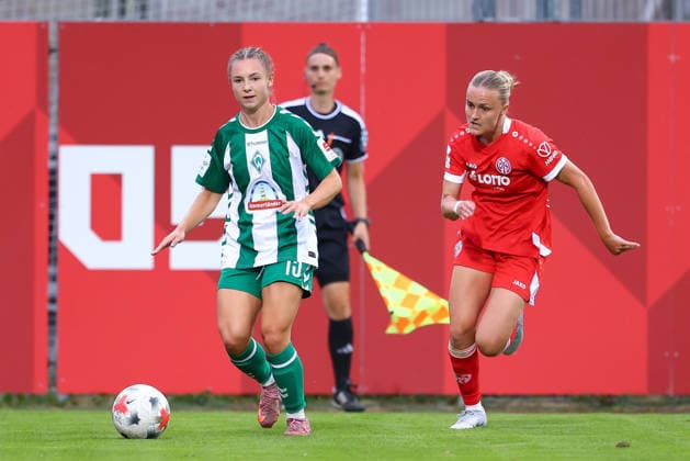 v.li.: Michelle Weiß (SV Werder Bremen, 15) und Paula Flach (1. FSV Mainz 05, 18) im Zweikampf, Duell, Dynamik, Aktion, Action, Spielszene, DIE DFB-RICHTLINIEN UNTERSAGEN JEGLICHE NUTZUNG VON FOTOS ALS SEQUENZBILDER UND ODER VIDEOÄHNLICHE FOTOSTRECKEN. DFB REGULATIONS PROHIBIT ANY USE OF PHOTOGRAPHS AS IMAGE SEQUENCES AND OR QUASI-VIDEO., 24.08.2026, Mainz (Deutschland), Fussball, Google Pixel Frauen-Bundesliga, 1. FSV Mainz 05 - SV Werder Bremen *** From left: Michelle Weiß (SV Werder Bremen), 15, and Paula Flach (1 FSV Mainz 05), 18, in a one-on-one battle, duel, dynamic moment, action, game scene, DFB REGULATIONS PROHIBIT ANY USE OF PHOTOGRAPHS AS SEQUENCE IMAGES AND OR VIDEO-LIKE PHOTO SERIES DFB REGULATIONS PROHIBIT ANY USE OF PHOTOGRAPHS AS IMAGE SEQUENCES AND OR QUASI-VIDEO, August 24, 2026, Mainz, Germany, soccer, Google Pixel Women’s Bundesliga, 1. FSV Mainz 05 vs. SV Werder Bremen xobx