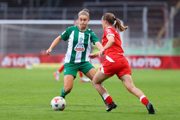 v.li.: Michelle Ulbrich (SV Werder Bremen, 5) am Ball, Einzelbild, Ganzkörper, Aktion, Action, Spielszene, DIE DFB-RICHTLINIEN UNTERSAGEN JEGLICHE NUTZUNG VON FOTOS ALS SEQUENZBILDER UND ODER VIDEOÄHNLICHE FOTOSTRECKEN. DFB REGULATIONS PROHIBIT ANY USE OF PHOTOGRAPHS AS IMAGE SEQUENCES AND OR QUASI-VIDEO., 24.08.2026, Mainz (Deutschland), Fussball, Google Pixel Frauen-Bundesliga, 1. FSV Mainz 05 - SV Werder Bremen *** v li Michelle Ulbrich, SV Werder Bremen, 5 on the ball, single frame, full body, action, game scene, DFB REGULATIONS PROHIBIT ANY USE OF PHOTOGRAPHS AS SEQUENCE IMAGES AND OR VIDEO-LIKE PHOTO SERIES DFB REGULATIONS PROHIBIT ANY USE OF PHOTOGRAPHS AS IMAGE SEQUENCES AND OR QUASI-VIDEO, August 24, 2026, Mainz, Germany, Soccer, Google Pixel Women’s Bundesliga, 1 FSV Mainz 05 vs. SV Werder Bremen xobx