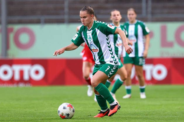 Lilli Purtscheller (SV Werder Bremen, 7) am Ball, Einzelbild, Ganzkörper, Aktion, Action, Spielszene, DIE DFB-RICHTLINIEN UNTERSAGEN JEGLICHE NUTZUNG VON FOTOS ALS SEQUENZBILDER UND ODER VIDEOÄHNLICHE FOTOSTRECKEN. DFB REGULATIONS PROHIBIT ANY USE OF PHOTOGRAPHS AS IMAGE SEQUENCES AND OR QUASI-VIDEO., 24.08.2026, Mainz (Deutschland), Fussball, Google Pixel Frauen-Bundesliga, 1. FSV Mainz 05 - SV Werder Bremen *** Lilli Purtscheller, SV Werder Bremen, No. 7 on the ball, single frame, full body, action, game scene, DFB REGULATIONS PROHIBIT ANY USE OF PHOTOGRAPHS AS SEQUENCE IMAGES AND OR VIDEO-LIKE PHOTO SERIES DFB REGULATIONS PROHIBIT ANY USE OF PHOTOGRAPHS AS IMAGE SEQU, August 24, 2026, Mainz, Germany, soccer, Google Pixel Women’s Bundesliga, 1 FSV Mainz 05 vs. SV Werder Bremen xobx