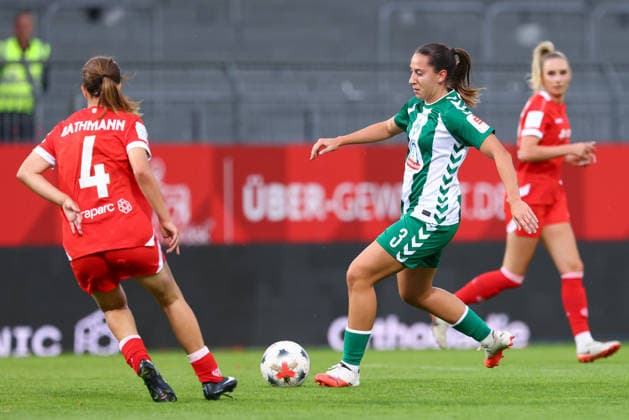 v.li.: Kara Bathmann (1. FSV Mainz 05, 4) und Wiktoria Zieniewicz (SV Werder Bremen, 3) im Zweikampf, Duell, Dynamik, Aktion, Action, Spielszene, DIE DFB-RICHTLINIEN UNTERSAGEN JEGLICHE NUTZUNG VON FOTOS ALS SEQUENZBILDER UND ODER VIDEOÄHNLICHE FOTOSTRECKEN. DFB REGULATIONS PROHIBIT ANY USE OF PHOTOGRAPHS AS IMAGE SEQUENCES AND OR QUASI-VIDEO., 24.08.2026, Mainz (Deutschland), Fussball, Google Pixel Frauen-Bundesliga, 1. FSV Mainz 05 - SV Werder Bremen *** From left: Kara Bathmann (1, FSV Mainz 05) and Wiktoria Zieniewicz (3, SV Werder Bremen) in a one-on-one battle, duel, dynamic moment, action, game scene, DFB REGULATIONS PROHIBIT ANY USE OF PHOTOGRAPHS AS SEQUENCE IMAGES AND OR VIDEO-LIKE PHOTO SERIES DFB REGULATIONS PROHIBIT ANY USE OF PHOTOGRAPHS AS SEQUENCE, August 24, 2026, Mainz, Germany, Soccer, Google Pixel Women’s Bundesliga, 1 FSV Mainz 05 vs. SV Werder Bremen xobx