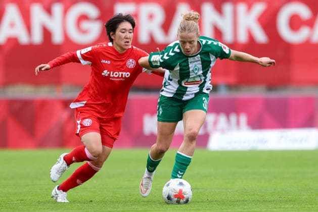 v.li.: Yurina Imai (1. FSV Mainz 05, 14) und Elena Dhont (SV Werder Bremen, 31) im Zweikampf, Duell, Dynamik, Aktion, Action, Spielszene, DIE DFB-RICHTLINIEN UNTERSAGEN JEGLICHE NUTZUNG VON FOTOS ALS SEQUENZBILDER UND ODER VIDEOÄHNLICHE FOTOSTRECKEN. DFB REGULATIONS PROHIBIT ANY USE OF PHOTOGRAPHS AS IMAGE SEQUENCES AND OR QUASI-VIDEO., 24.08.2026, Mainz (Deutschland), Fussball, Google Pixel Frauen-Bundesliga, 1. FSV Mainz 05 - SV Werder Bremen *** v li Yurina Imai (1) FSV Mainz 05, 14, and Elena Dhont (31) SV Werder Bremen in a one-on-one battle, duel, dynamic moment, action, game scene, DFB REGULATIONS PROHIBIT ANY USE OF PHOTOGRAPHS AS SEQUENCE IMAGES AND OR VIDEO-LIKE PHOTO SERIES DFB REGULATIONS PROHIBIT ANY USE OF PHOTOGRAPHS AS IMAGE SEQUENCES AND OR QUASI-VIDEO, August 24, 2026, Mainz, Germany, soccer, Google Pixel Women’s Bundesliga, 1 FSV Mainz 05 vs. SV Werder Bremen xobx