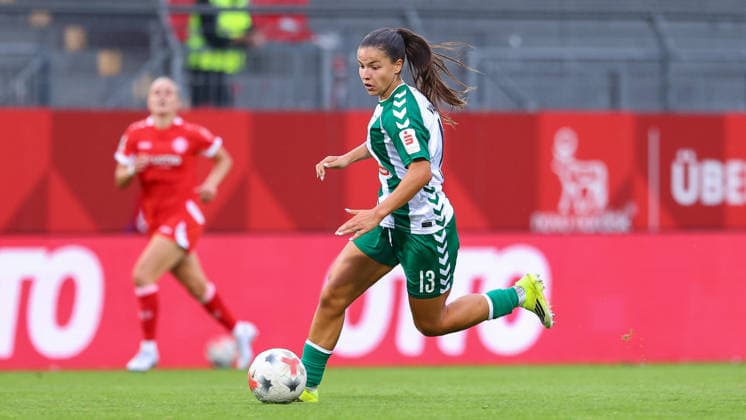 Luna Vanzeir (SV Werder Bremen, 13) am Ball, Einzelbild, Ganzkörper, Aktion, Action, Spielszene, DIE DFB-RICHTLINIEN UNTERSAGEN JEGLICHE NUTZUNG VON FOTOS ALS SEQUENZBILDER UND ODER VIDEOÄHNLICHE FOTOSTRECKEN. DFB REGULATIONS PROHIBIT ANY USE OF PHOTOGRAPHS AS IMAGE SEQUENCES AND OR QUASI-VIDEO., 24.08.2026, Mainz (Deutschland), Fussball, Google Pixel Frauen-Bundesliga, 1. FSV Mainz 05 - SV Werder Bremen *** Luna Vanzeir, SV Werder Bremen, No. 13 with the ball, single frame, full body, action, game scene, DFB REGULATIONS PROHIBIT ANY USE OF PHOTOGRAPHS AS IMAGE SEQUENCES AND OR VIDEO-LIKE PHOTO SERIES DFB REGULATIONS PROHIBIT ANY USE OF PHOTOGRAPHS AS IMAGE SEQUENCES AND OR QUASI-VIDEO, August 24, 2026, Mainz, Germany, Soccer, Google Pixel Women’s Bundesliga, 1 FSV Mainz 05 vs. SV Werder Bremen xobx