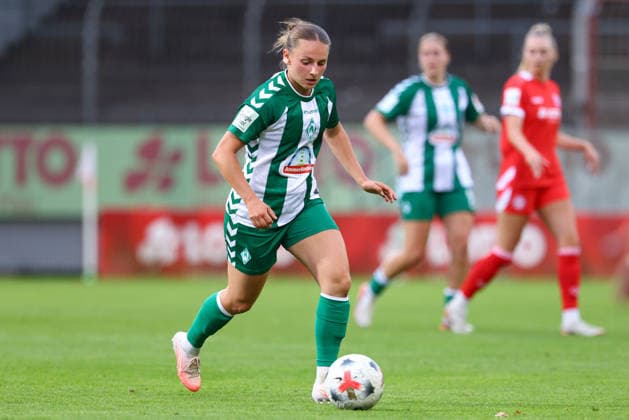 Chiara D Angelo (SV Werder Bremen, 2) am Ball, Einzelbild, Ganzkörper, Aktion, Action, Spielszene, DIE DFB-RICHTLINIEN UNTERSAGEN JEGLICHE NUTZUNG VON FOTOS ALS SEQUENZBILDER UND ODER VIDEOÄHNLICHE FOTOSTRECKEN. DFB REGULATIONS PROHIBIT ANY USE OF PHOTOGRAPHS AS IMAGE SEQUENCES AND OR QUASI-VIDEO., 24.08.2026, Mainz (Deutschland), Fussball, Google Pixel Frauen-Bundesliga, 1. FSV Mainz 05 - SV Werder Bremen *** Chiara D Angelo, SV Werder Bremen, No. 2 on the ball, single frame, full body, action, game scene, DFB GUIDELINES PROHIBIT ANY USE OF PHOTOGRAPHS AS SEQUENCE IMAGES AND OR VIDEO-LIKE PHOTO SERIES. DFB REGULATIONS PROHIBIT ANY USE OF PHOTOGRAPHS AS IMAGE SEQUENCES AND OR VIDEO-LIKE PHOTO SERIES, August 24, 2026, Mainz, Germany, Soccer, Google Pixel Women’s Bundesliga, 1 FSV Mainz 05 vs. SV Werder Bremen xobx