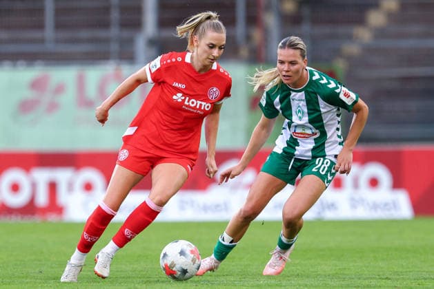 v.li.: Chiara Bouziane (1. FSV Mainz 05, 10) und Juliane Wirtz (SV Werder Bremen, 28) im Zweikampf, Duell, Dynamik, Aktion, Action, Spielszene, DIE DFB-RICHTLINIEN UNTERSAGEN JEGLICHE NUTZUNG VON FOTOS ALS SEQUENZBILDER UND ODER VIDEOÄHNLICHE FOTOSTRECKEN. DFB REGULATIONS PROHIBIT ANY USE OF PHOTOGRAPHS AS IMAGE SEQUENCES AND OR QUASI-VIDEO., 24.08.2026, Mainz (Deutschland), Fussball, Google Pixel Frauen-Bundesliga, 1. FSV Mainz 05 - SV Werder Bremen *** From left: Chiara Bouziane (1, FSV Mainz 05) and Juliane Wirtz (10, SV Werder Bremen, 28) in a one-on-one battle, duel, dynamic moment, action, game scene, DFB REGULATIONS PROHIBIT ANY USE OF PHOTOGRAPHS AS SEQUENCE IMAGES AND OR VIDEO-LIKE PHOTO SERIES DFB REGULATIONS PROHIBIT ANY USE OF PHOTOGRAPHS AS IMAGE SEQU, August 24, 2026, Mainz, Germany, soccer, Google Pixel Women’s Bundesliga, 1 FSV Mainz 05 vs. SV Werder Bremen xobx