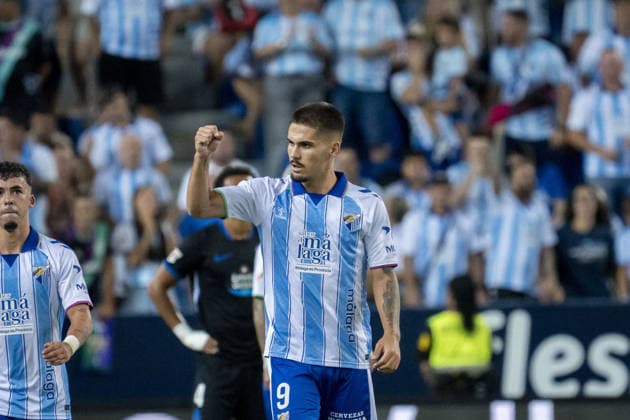 MALAGA, SPAIN - AUGUST 24: Chupe (N9) with fist up celebrates malaga’s first goal during La Liga match between Malaga and Deportivo de la Coruna at the Estadio de la Rosaleda on the 24th of august, 2026 in Malaga, Spain  Copyright: xAndresxLopezxSheridanxx xSPPx Sportspressphoto_SPR215199